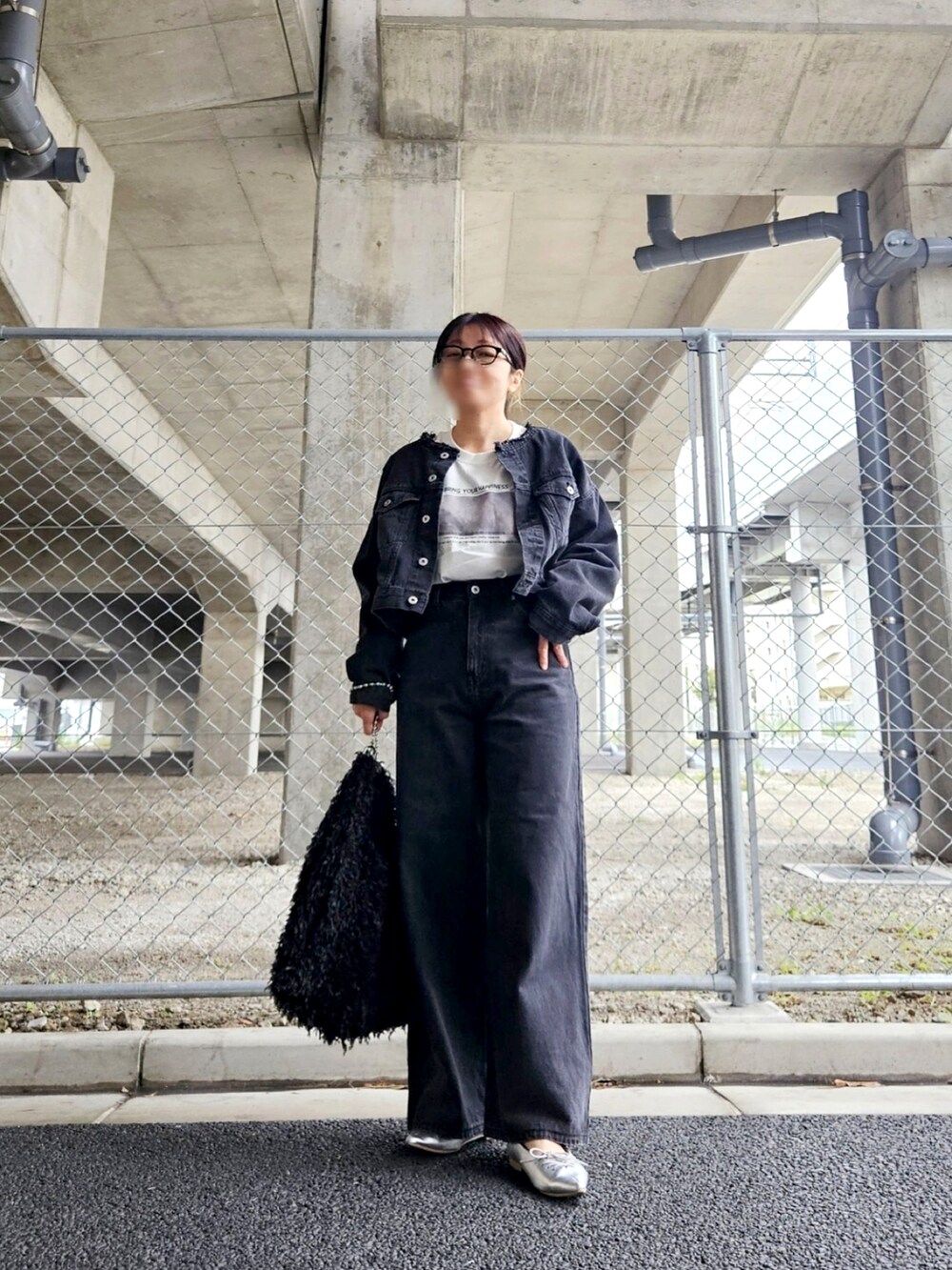 ホワイト系のTシャツ/カットソーを着用したレディースの冬コーディネートの2枚目の写真