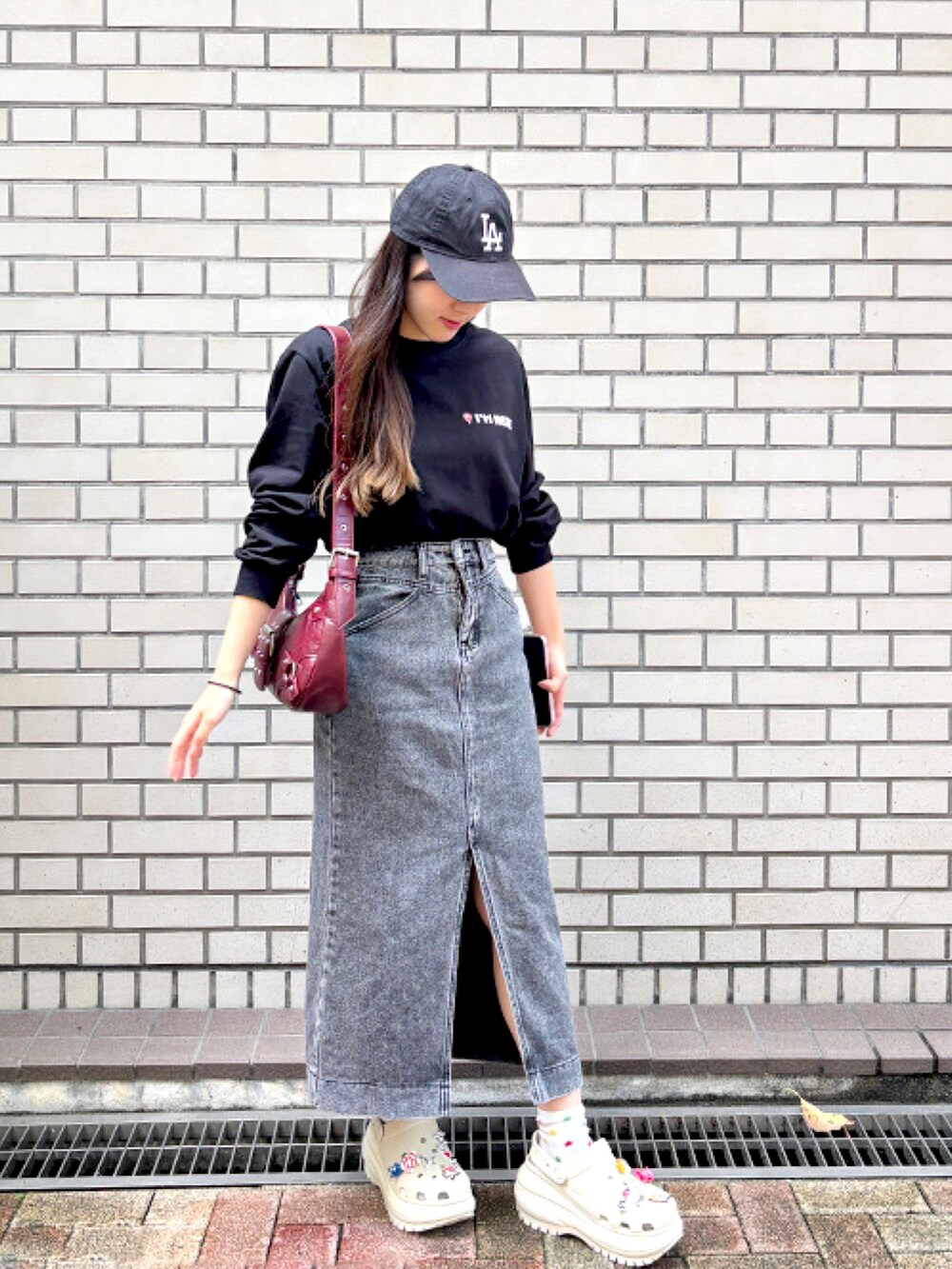 ブラック系のTシャツ/カットソーを着用したレディースの秋コーディネートの2枚目の写真