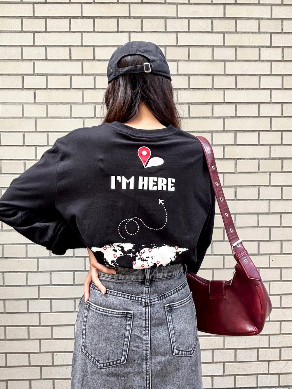 ブラック系のTシャツ/カットソーを着用したレディースの秋コーディネートの3枚目の写真