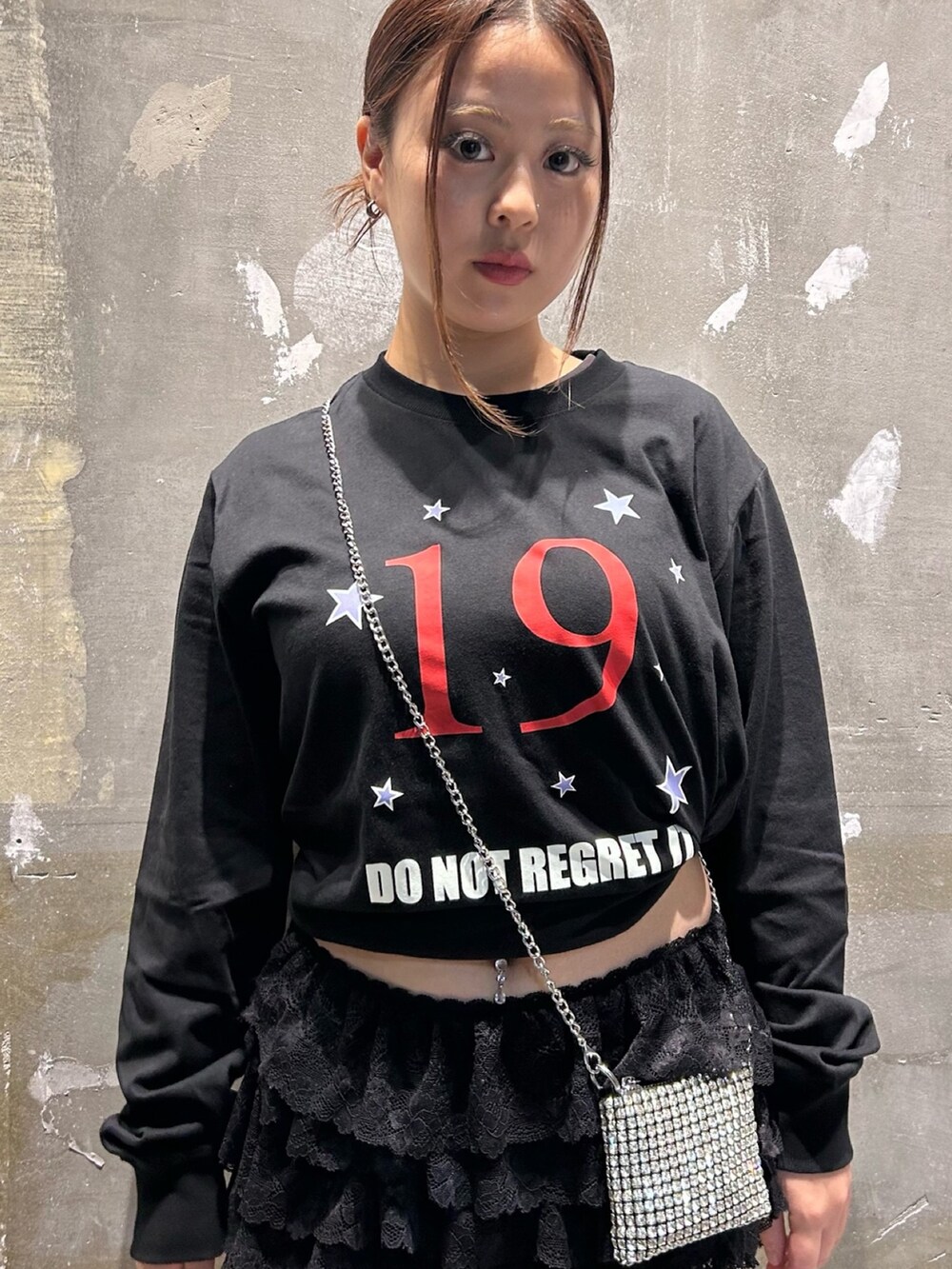 ブラック系のTシャツ/カットソーを着用したレディースの秋コーディネートの2枚目の写真