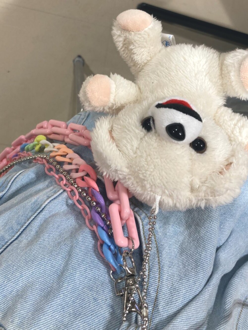 ブルー系のデニムパンツ、その他のショルダーバッグ、ホワイト系のニット/セーターを着用したレディースの冬コーディネートの2枚目の写真