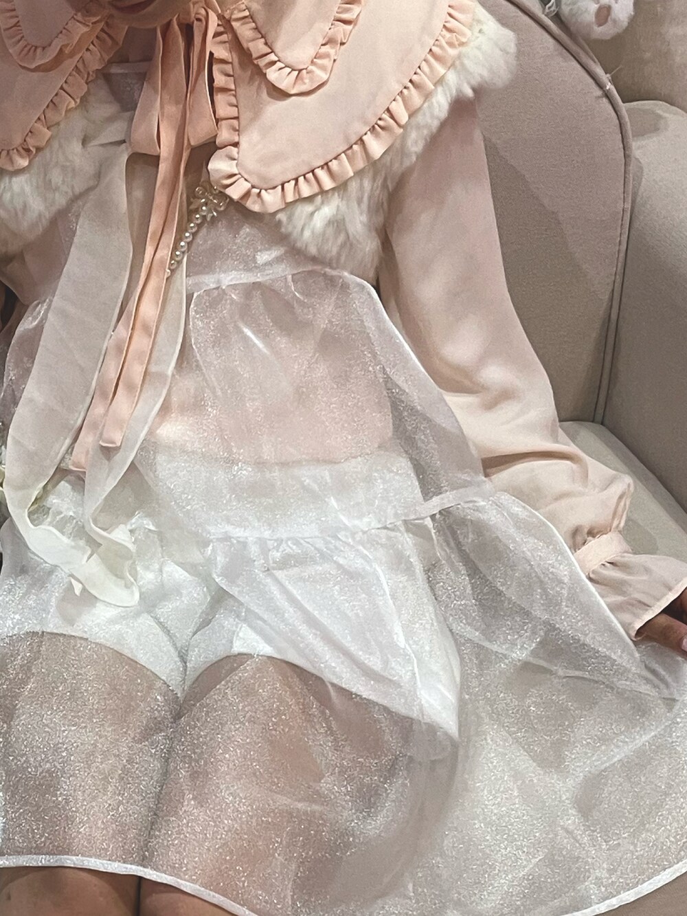 ホワイト系のその他パンツ、ピンク系のシャツ/ブラウス、ホワイト系のワンピースを着用したレディースの春コーディネートの2枚目の写真