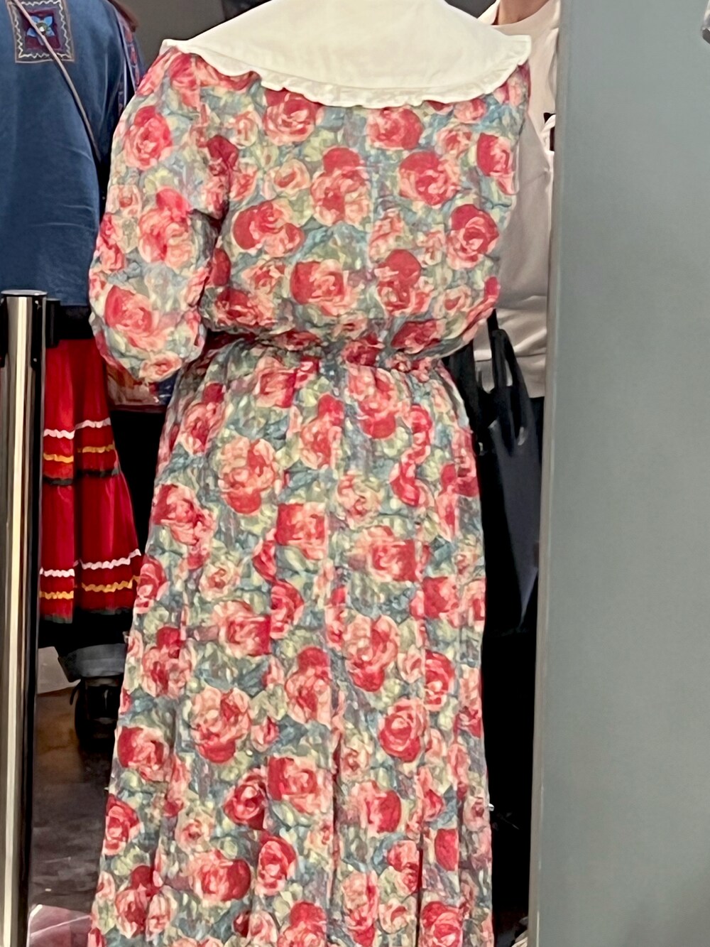 「きれいめカジュアル、秋ルック紹介するよ、休日スタイル、秋服、秋服コーデ、カラーコーデ、カジュアルガーリー、ワンピースコーデ、パンツコーデ、カラー×コーデ、きれいめ、ロングワンピース」｜「ZAKKA-BOXのバックストラップリボンパンプス（パンプス、ブラック系）」を使った、yamさん（レディース・154cm）の秋コーディネートの2枚目の写真