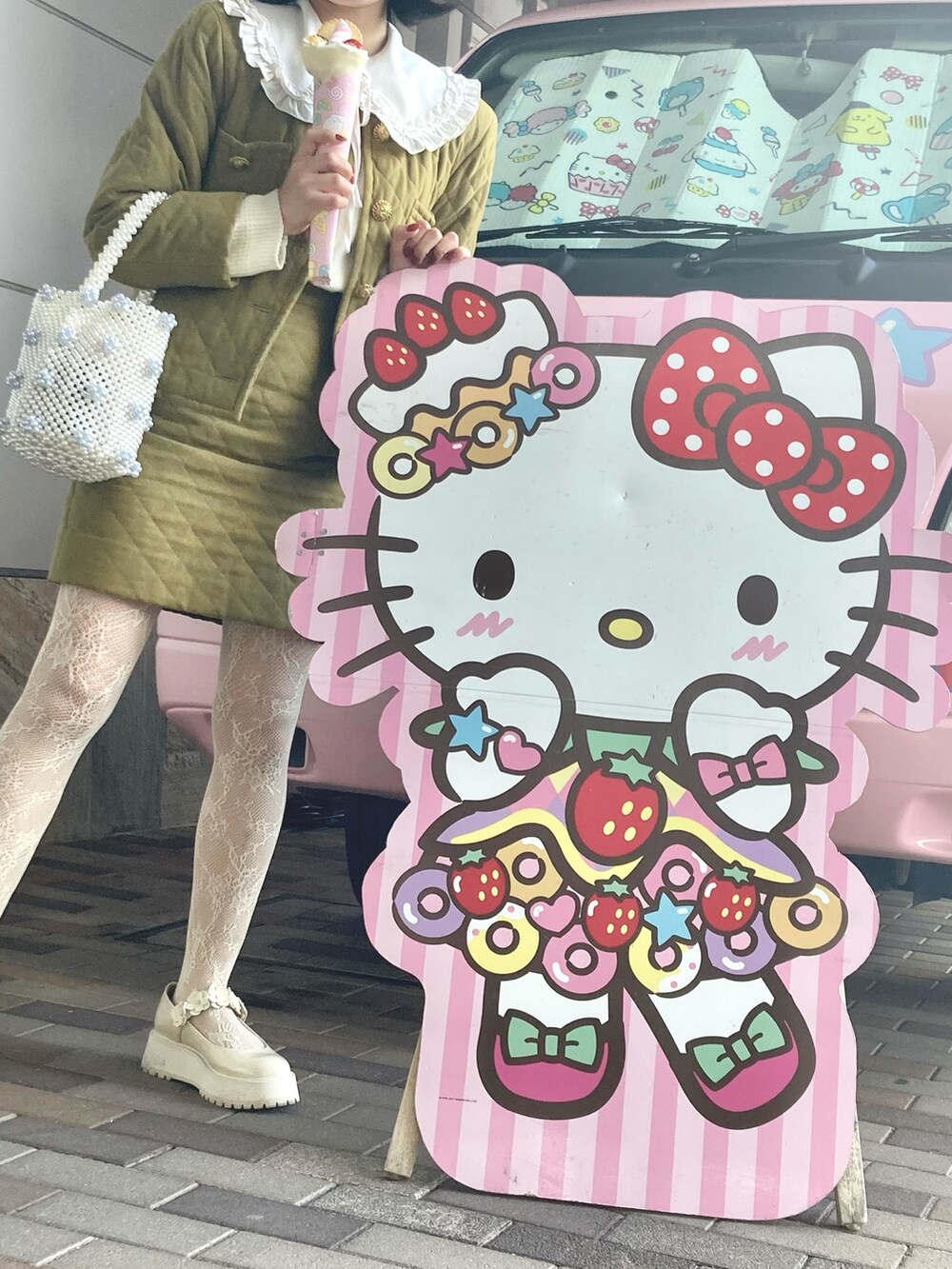 ホワイト系のハンドバッグ、ホワイト系のローファー、ホワイト系のタイツ/ストッキングを着用したレディースの冬コーディネートの2枚目の写真