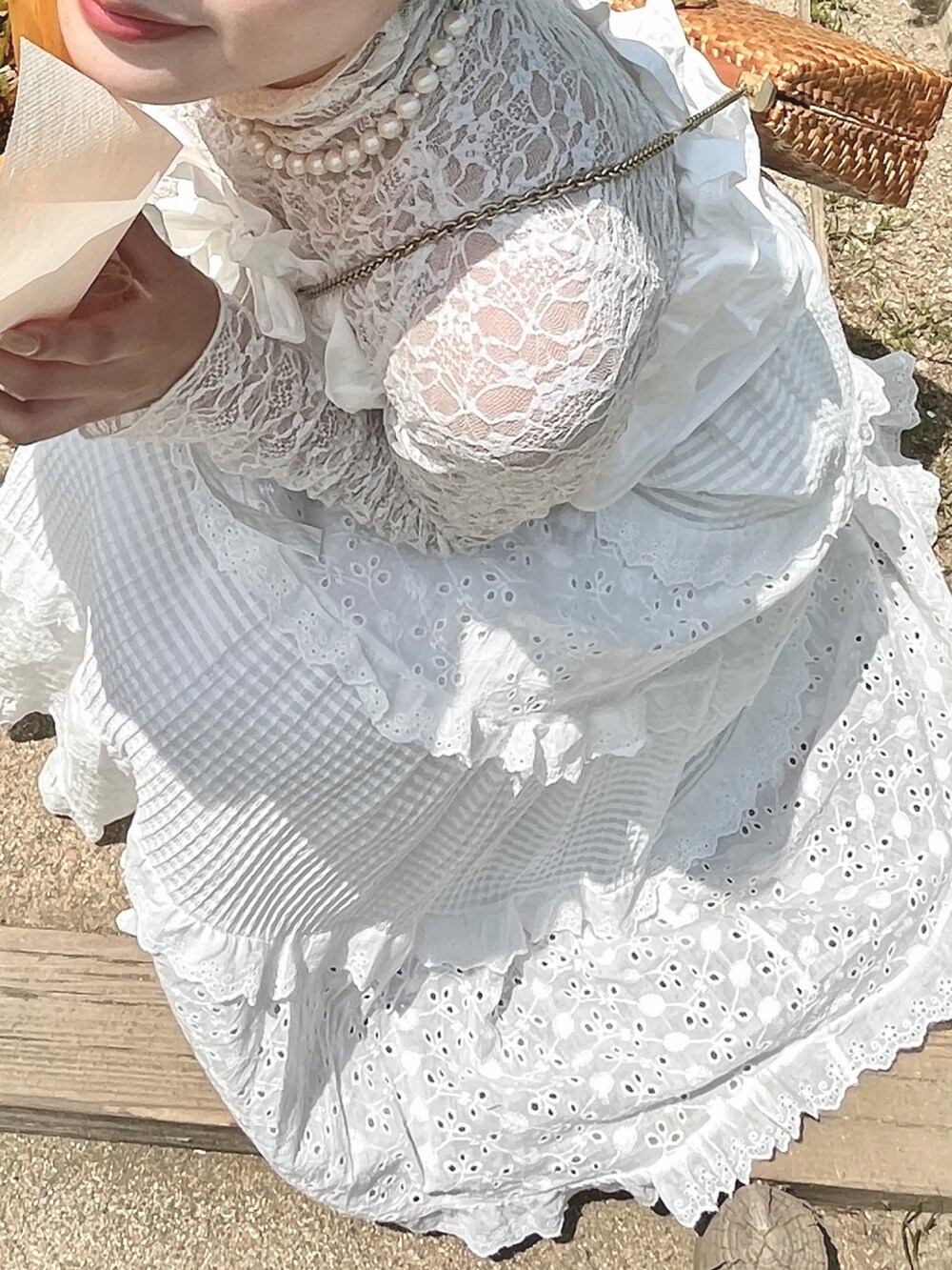ホワイト系のスカート、ホワイト系のドレスシューズ、ホワイト系のTシャツ/カットソーを着用したレディースの夏コーディネートの2枚目の写真