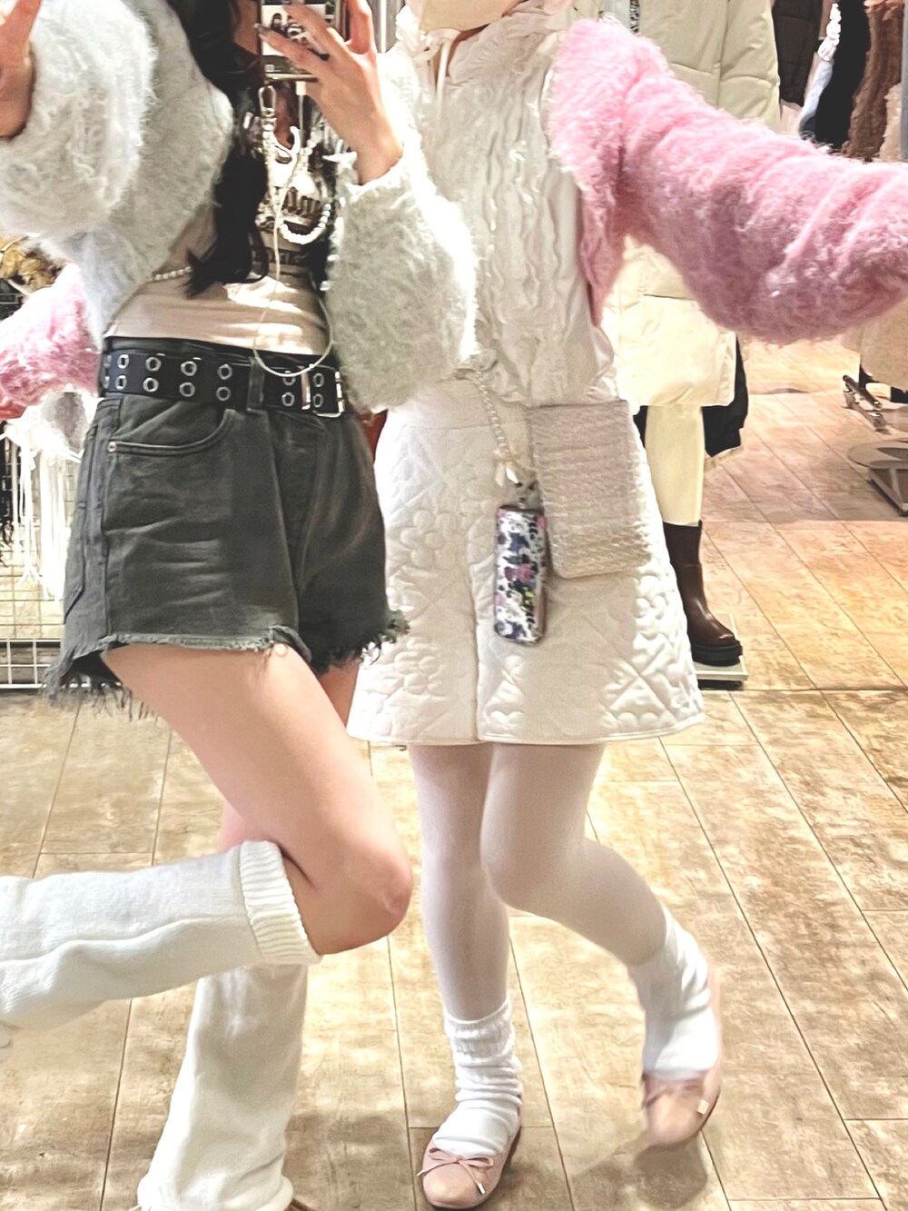 ホワイト系のブルゾン、ホワイト系のパンツ、ピンク系のバレエシューズを着用したレディースの冬コーディネートの2枚目の写真