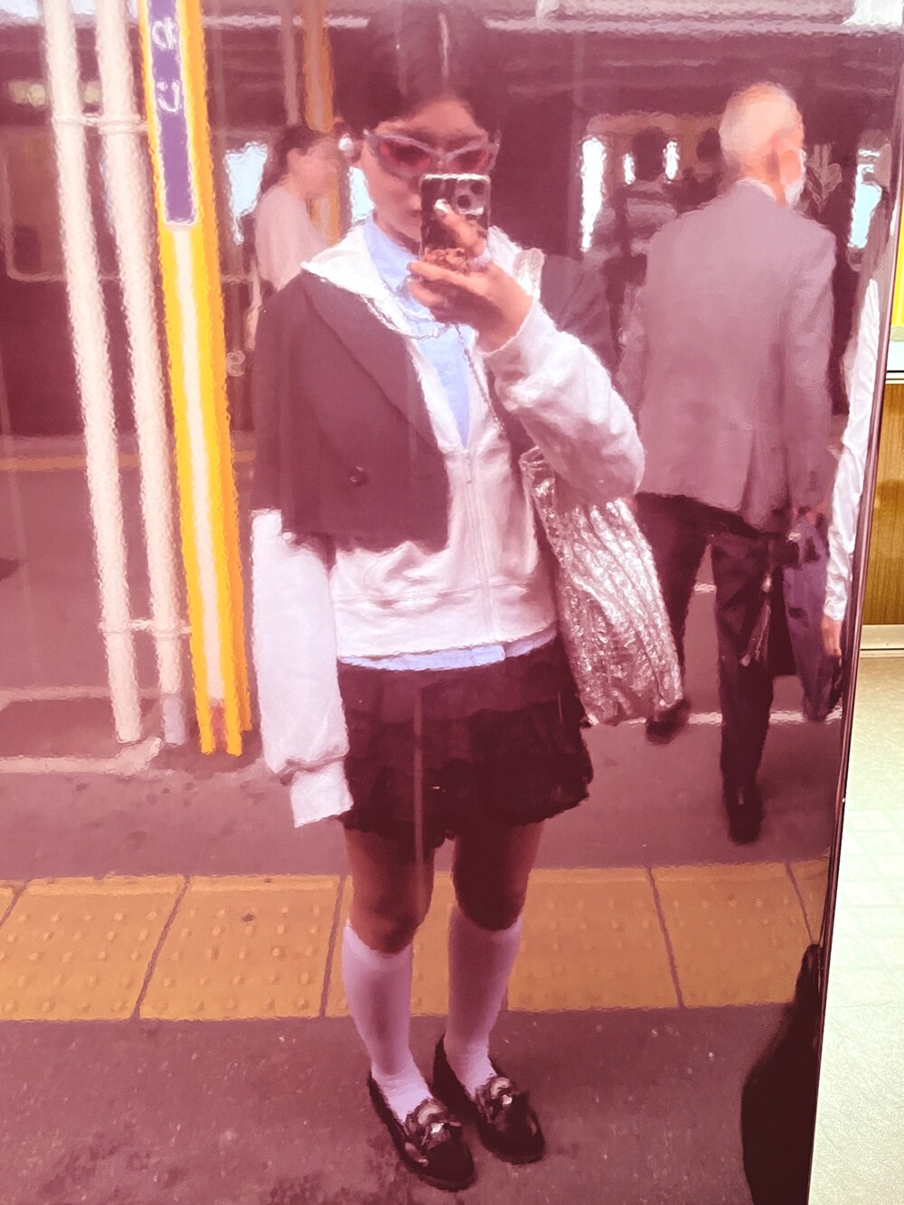 ホワイト系のパーカー、ブルー系のシャツ/ブラウス、ブラック系のテーラードジャケットを着用したレディースの春コーディネートの2枚目の写真