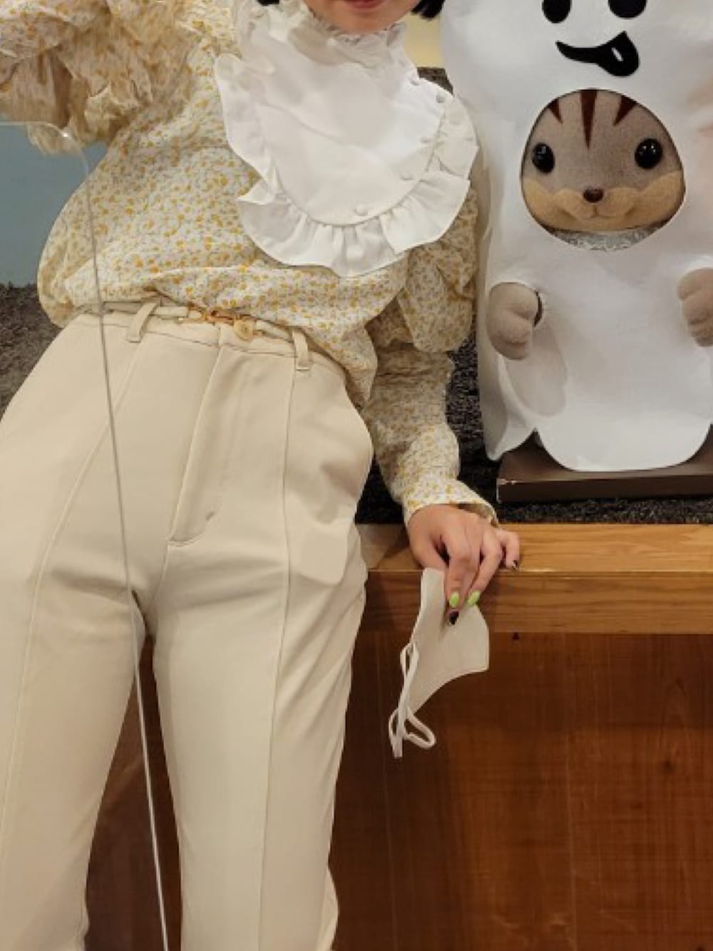 レッド系のショルダーバッグ、イエロー系のシャツ/ブラウス、ホワイト系のその他パンツを着用したレディースの秋コーディネートの2枚目の写真