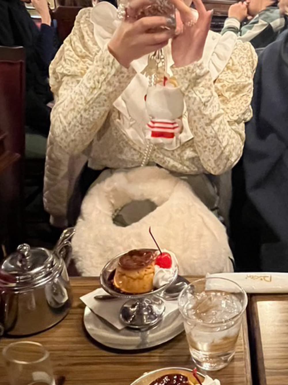 ホワイト系のローファー、ホワイト系のブルゾン、イエロー系のシャツ/ブラウスを着用したレディースの冬コーディネートの2枚目の写真