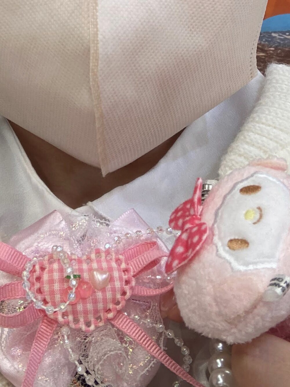 ホワイト系のスニーカー、ピンク系のパンツ、ピンク系のショルダーバッグを着用したレディースの春コーディネートの2枚目の写真