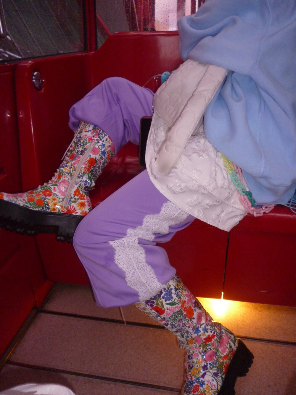 その他のドレスシューズ、パープル系のその他パンツ、ホワイト系のショルダーバッグを着用したレディースの春コーディネートの2枚目の写真