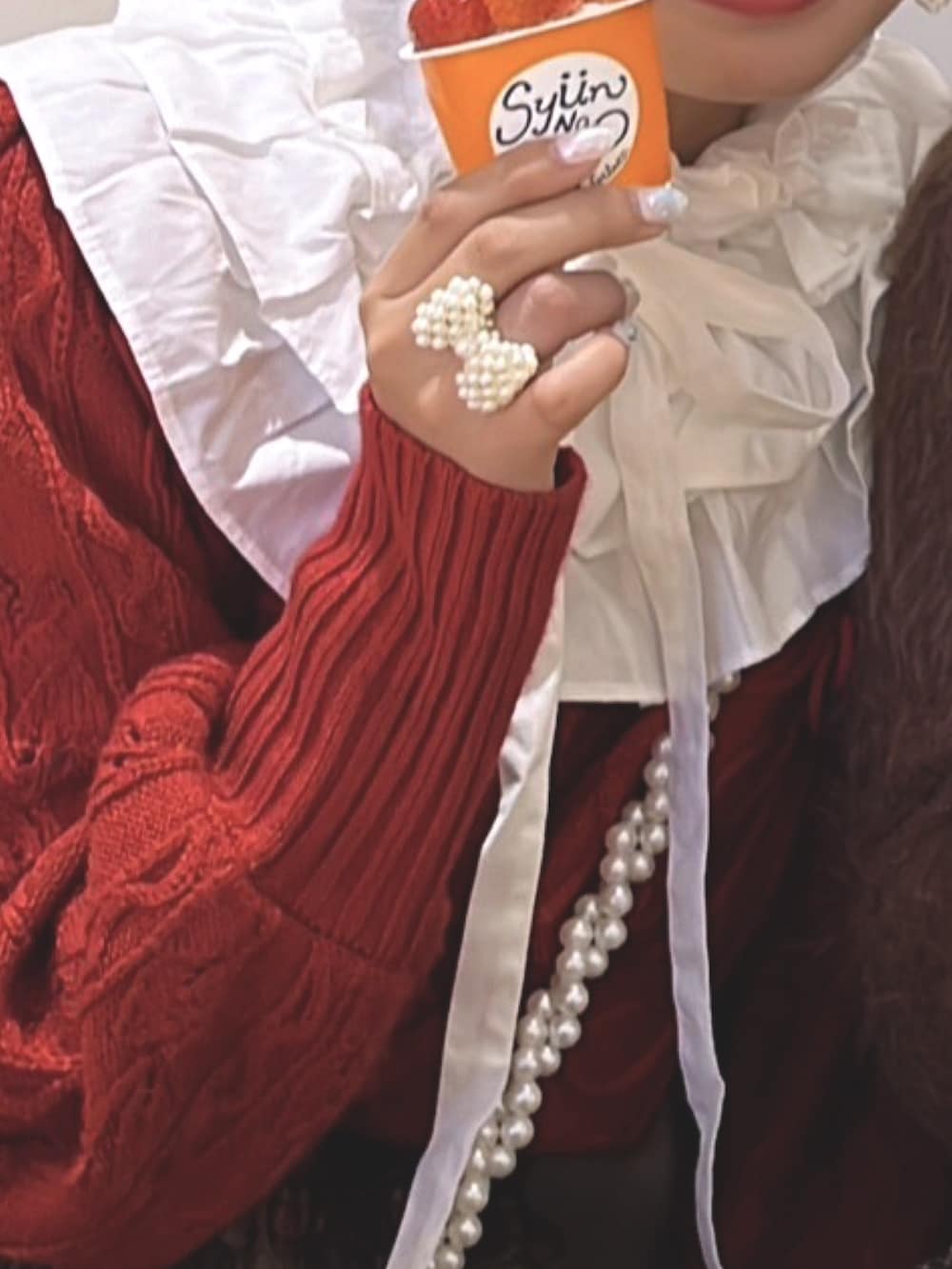 ホワイト系のMA-1、ブルー系のスカート、ブラック系のローファーを着用したレディースの冬コーディネートの2枚目の写真