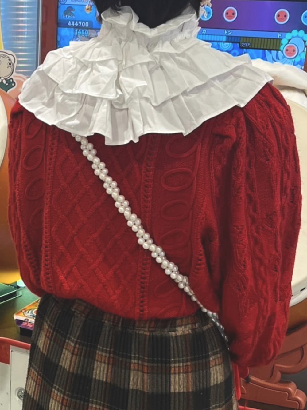 ホワイト系のMA-1、ブルー系のスカート、ブラック系のローファーを着用したレディースの冬コーディネートの3枚目の写真