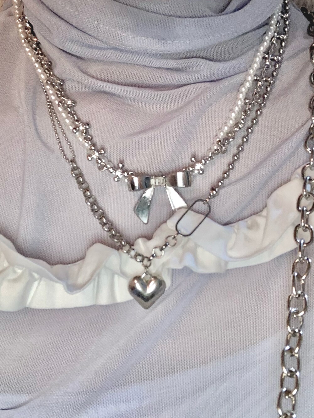 ブルー系のデニムパンツ、グレー系のスカート、ブルー系のトップスを着用したレディースの夏コーディネートの2枚目の写真