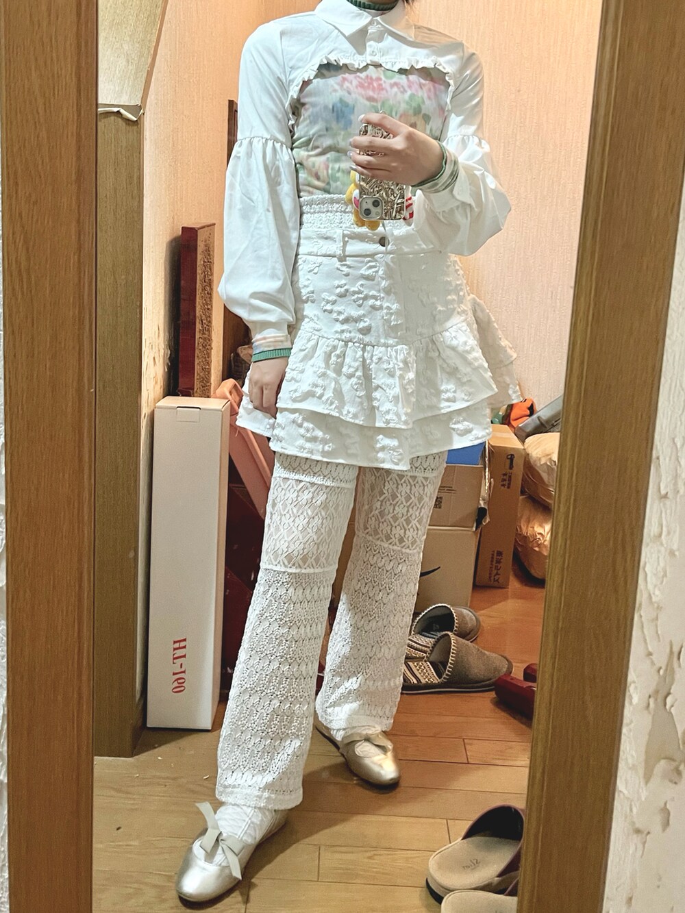 パープル系のダウンジャケット/コート、ホワイト系のショルダーバッグ、ホワイト系のスカートを着用したレディースの冬コーディネートの2枚目の写真