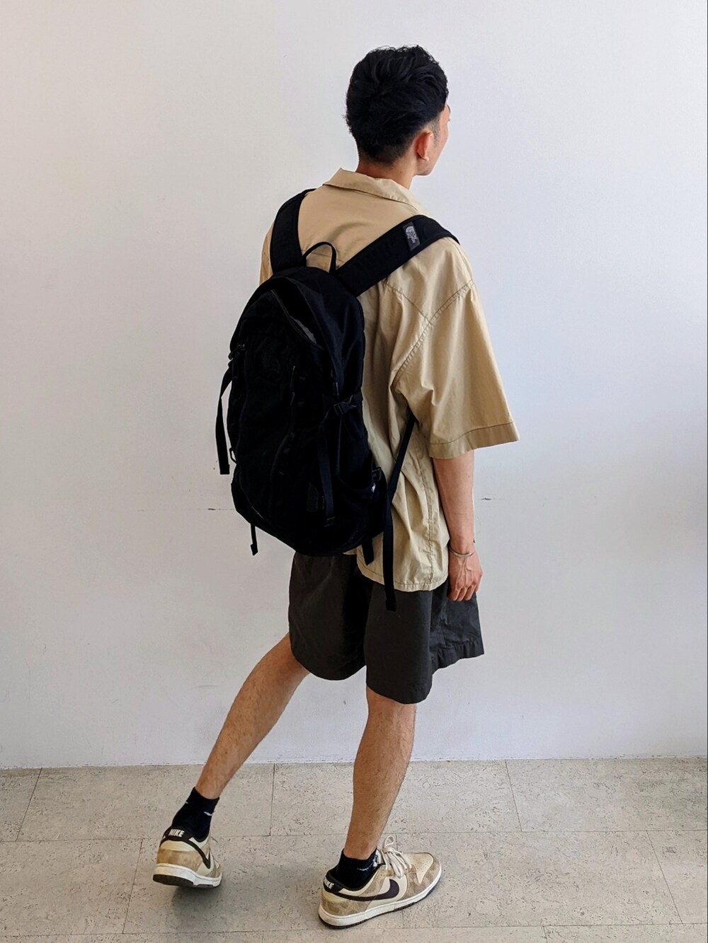 ベージュ系のジャケット/アウター、グリーン系のその他パンツ、ベージュ系のスニーカーを着用したメンズの夏コーディネートの2枚目の写真