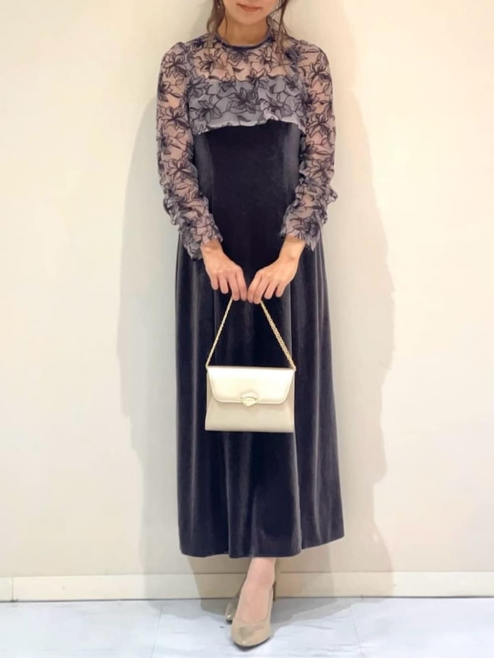 ブラウン系のドレス、ベージュ系のシャツ/ブラウス、ベージュ系のクラッチバッグを着用したレディースの秋コーディネートの2枚目の写真