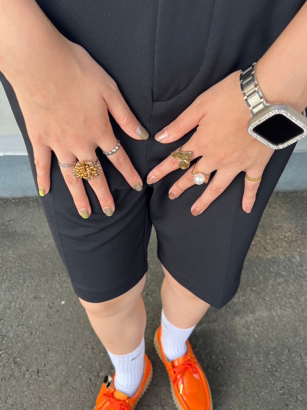 オレンジ系のモカシン/デッキシューズ、ブラック系のその他パンツ、グレー系のTシャツ/カットソーを着用したレディースの秋コーディネートの2枚目の写真