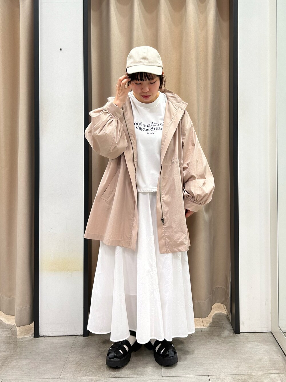 ホワイト系のTシャツ/カットソー、ホワイト系のスカート、ベージュ系のハットを着用したレディースの春コーディネートの2枚目の写真