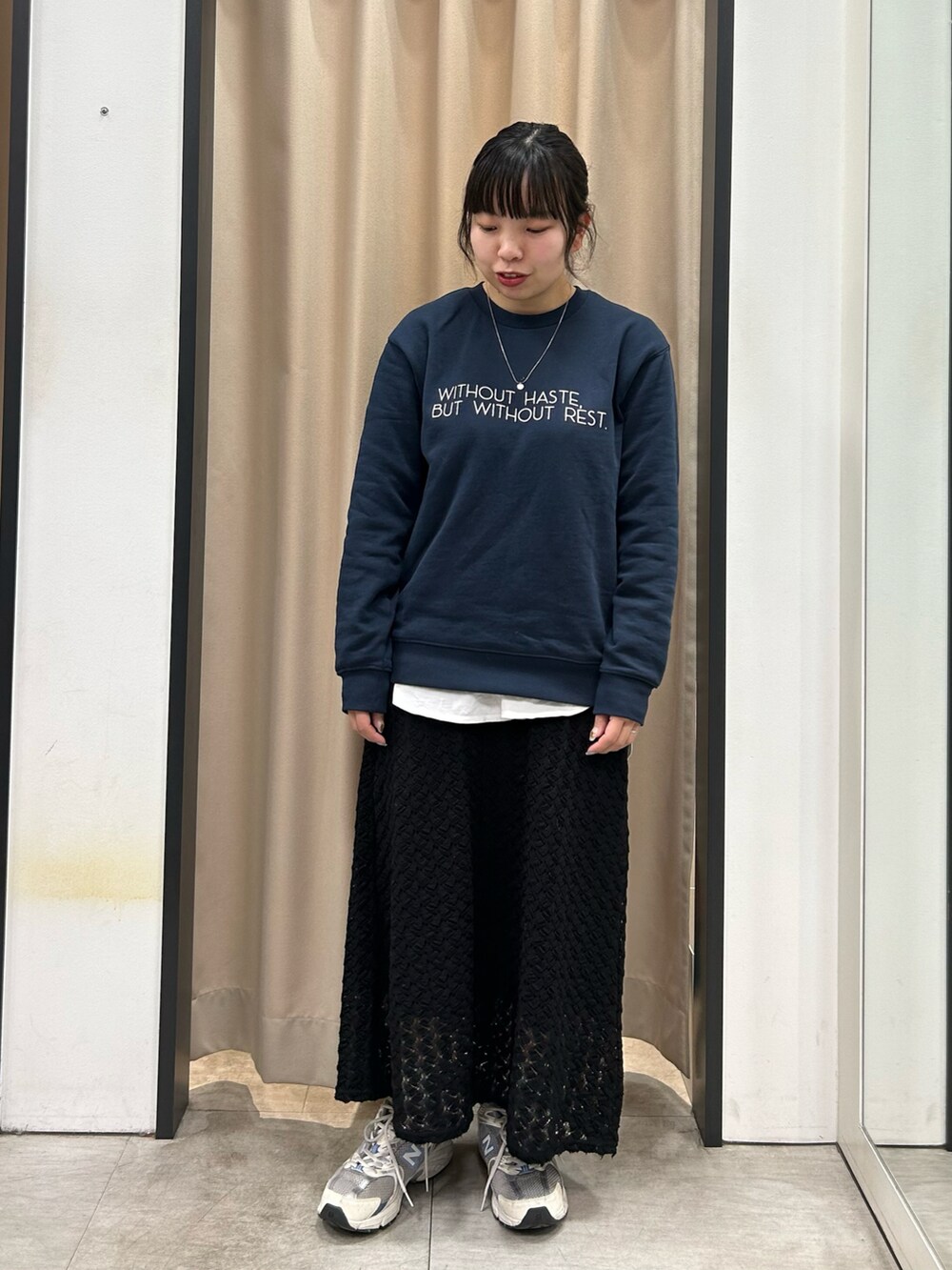 ブラック系のスカート、ブルー系のTシャツ/カットソーを着用したレディースの冬コーディネートの2枚目の写真