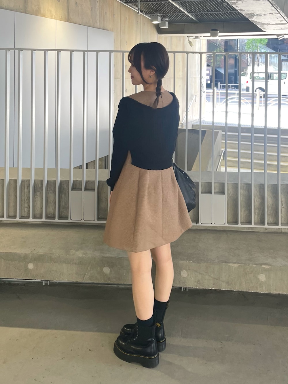 ブラック系のブーツ、グレー系のショルダーバッグ、ブラウン系のワンピースを着用したレディースの春コーディネートの2枚目の写真