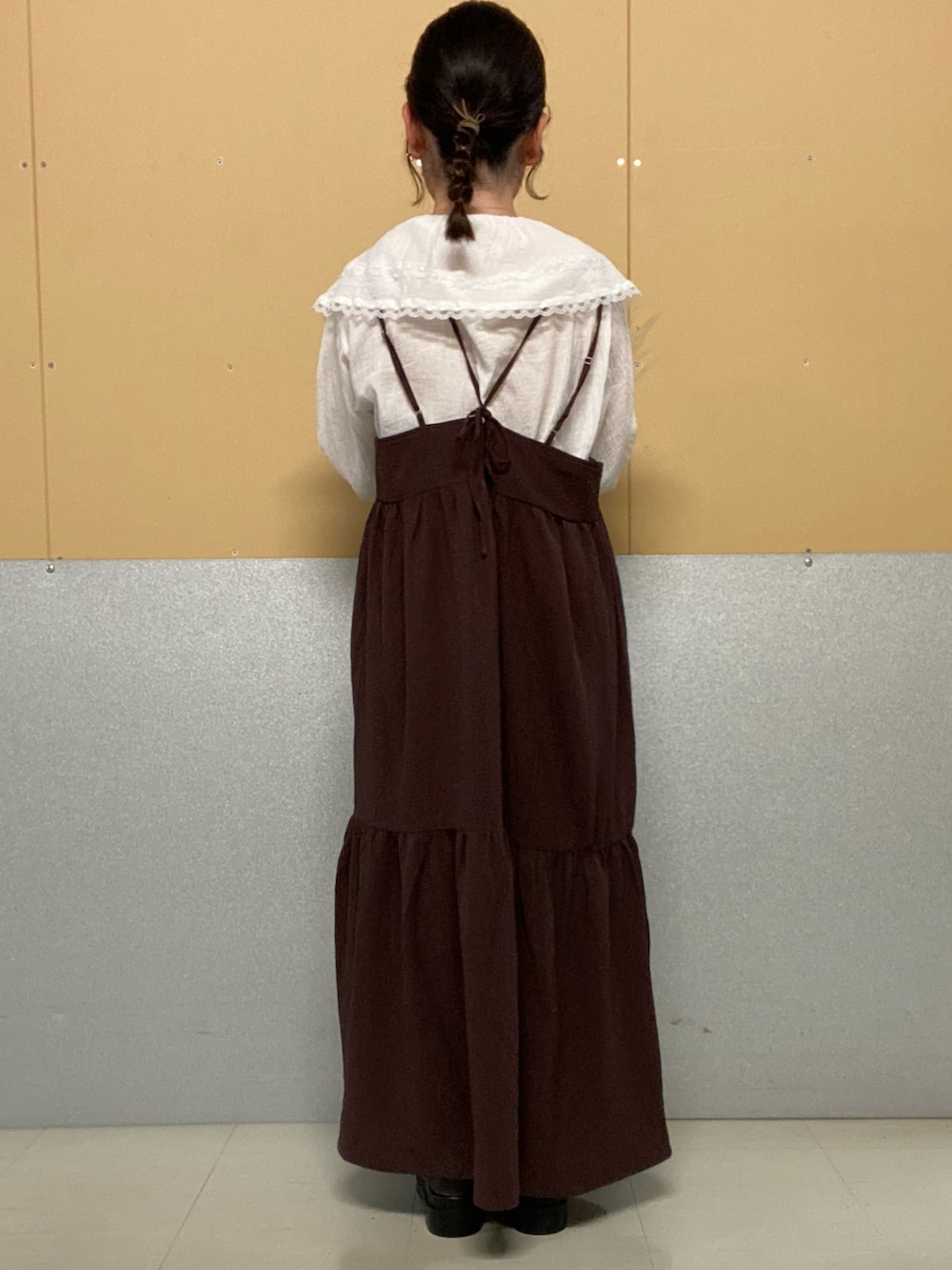 ブラウン系のワンピース、ホワイト系のシャツ/ブラウス、ベージュ系のハンドバッグを着用したレディースの秋コーディネートの4枚目の写真