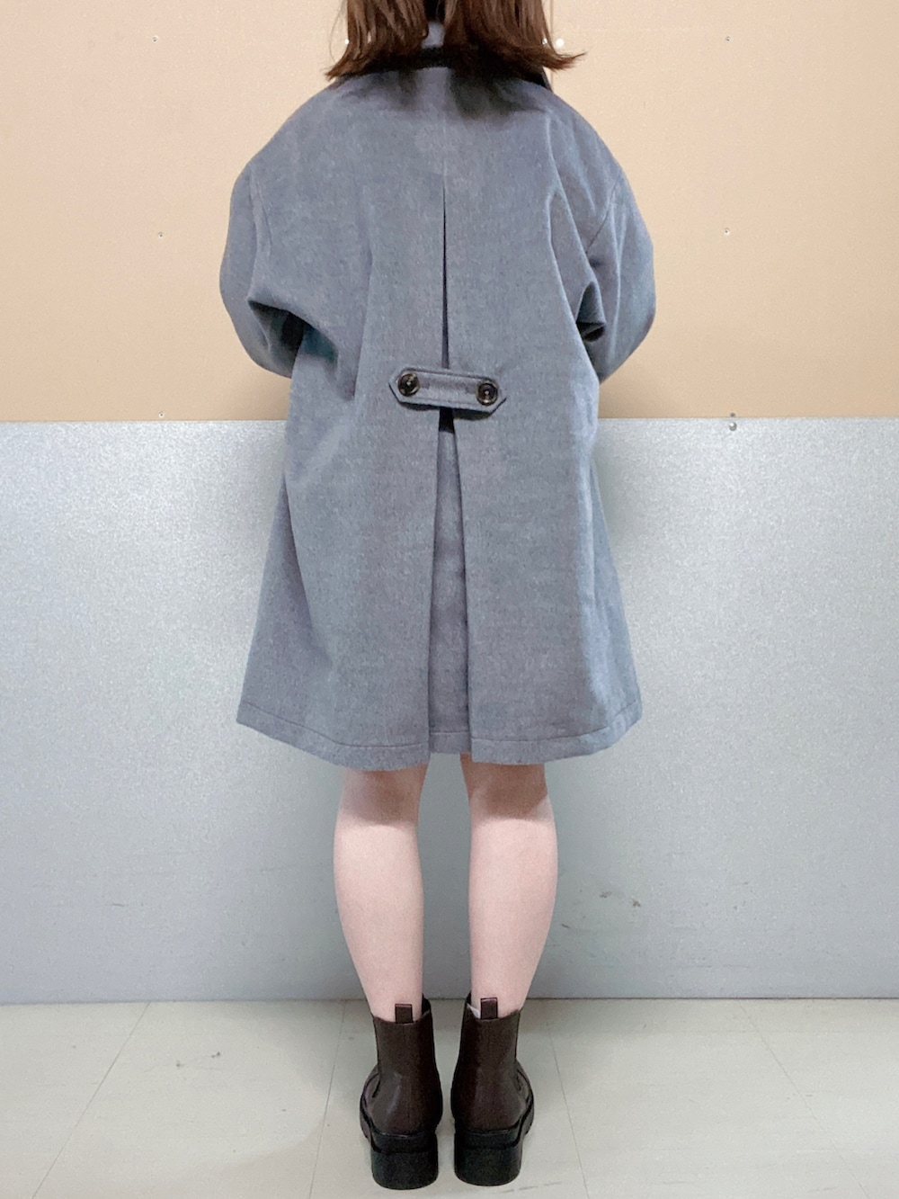 ブラウン系のブーツ、ホワイト系のスカート、ピンク系のTシャツ/カットソーを着用したレディースの冬コーディネートの3枚目の写真