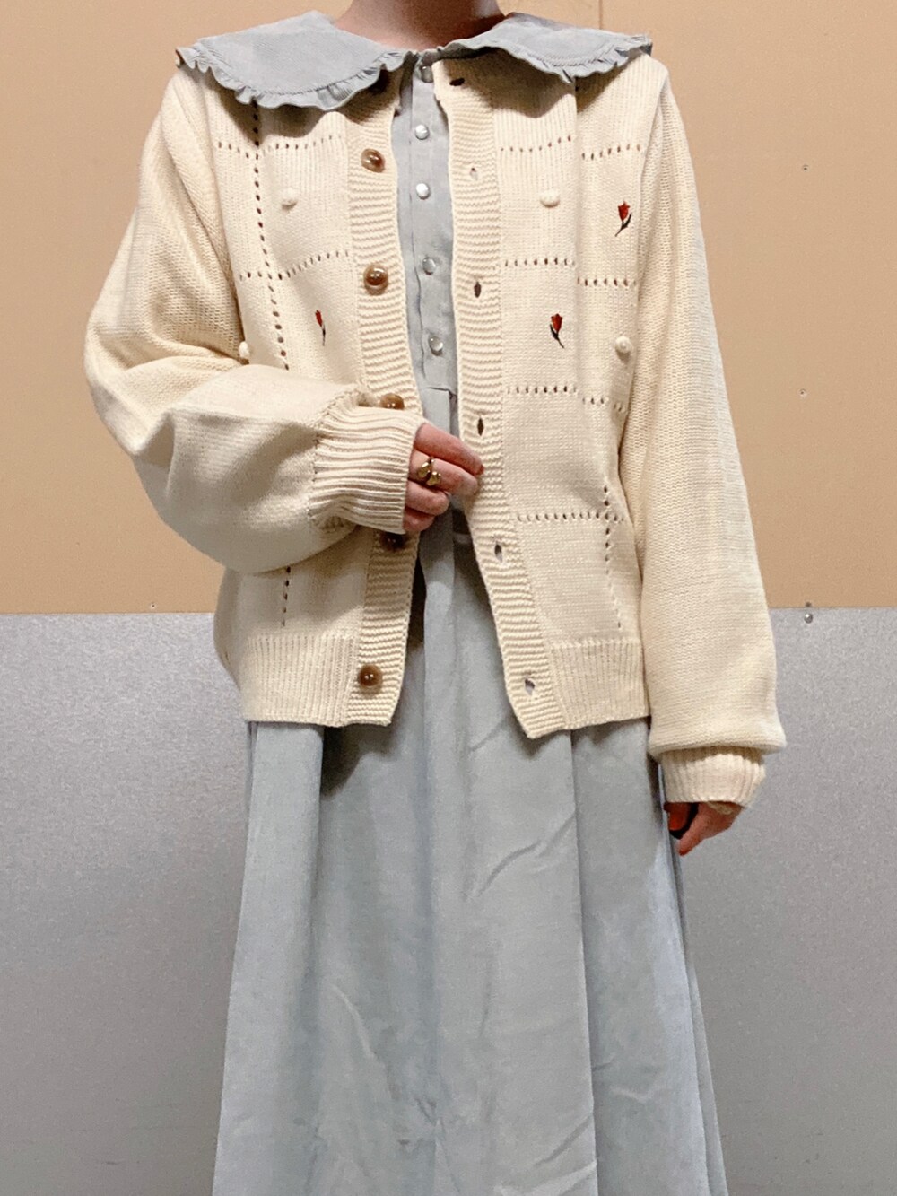 ホワイト系のブーツ、グリーン系のワンピース、ホワイト系のカーディガン/ボレロを着用したレディースの冬コーディネートの2枚目の写真