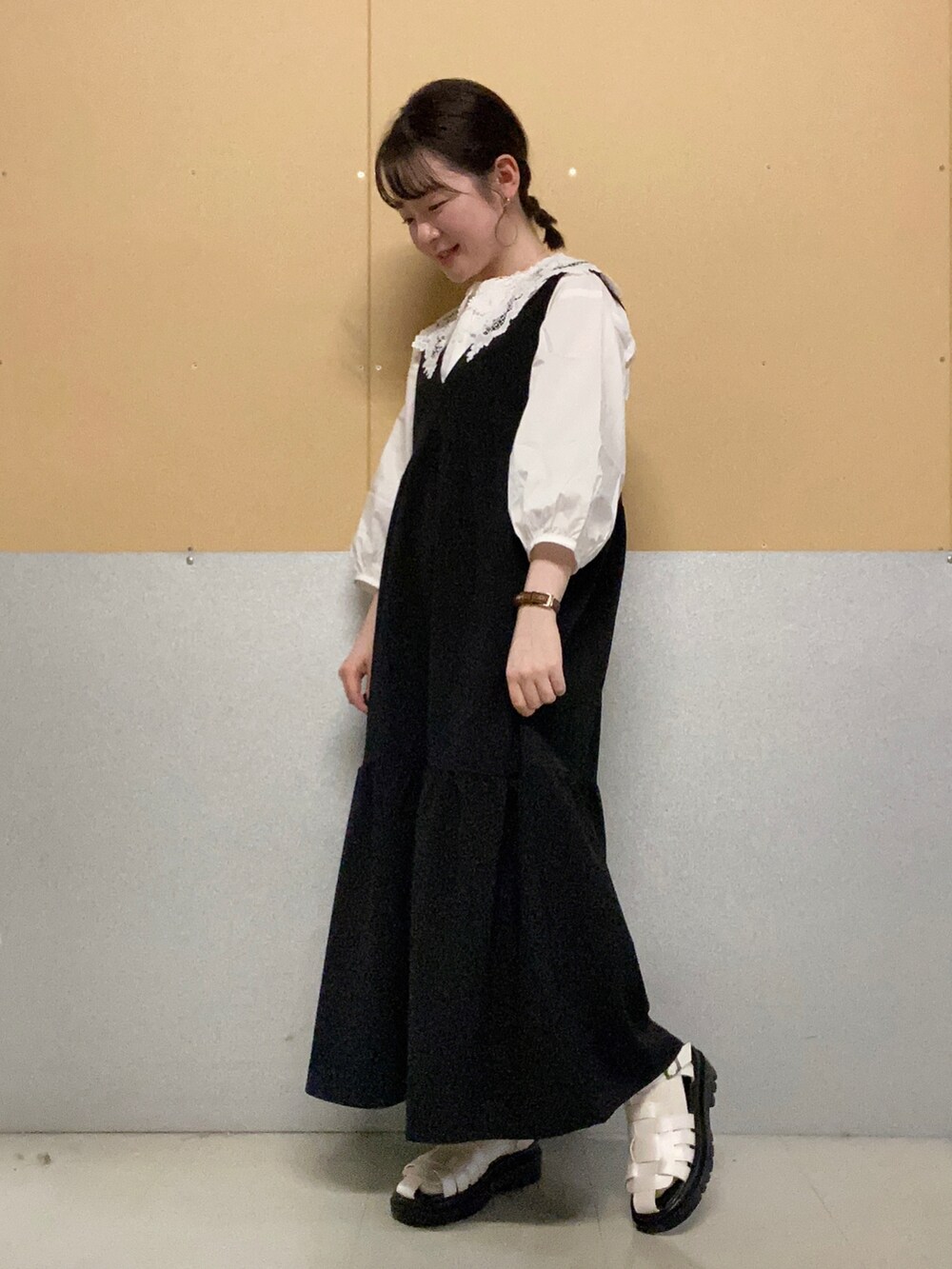 ブラック系のワンピース、ホワイト系のシャツ/ブラウス、ホワイト系のサンダルを着用したレディースの夏コーディネートの2枚目の写真