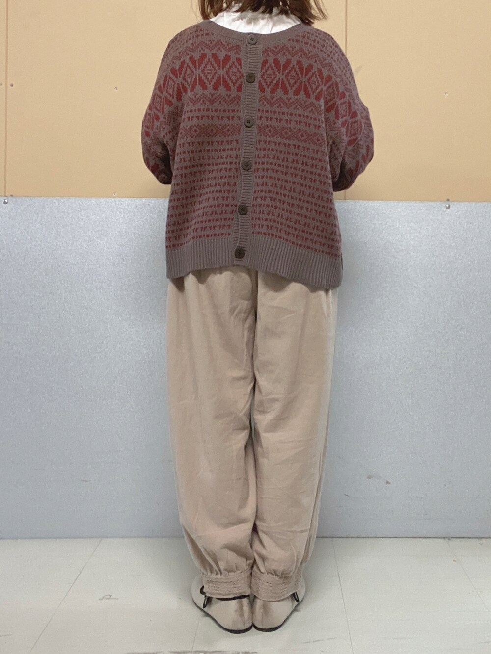 ベージュ系のドレスシューズ、ホワイト系のシャツ/ブラウス、ベージュ系のその他パンツを着用したレディースの秋コーディネートの3枚目の写真