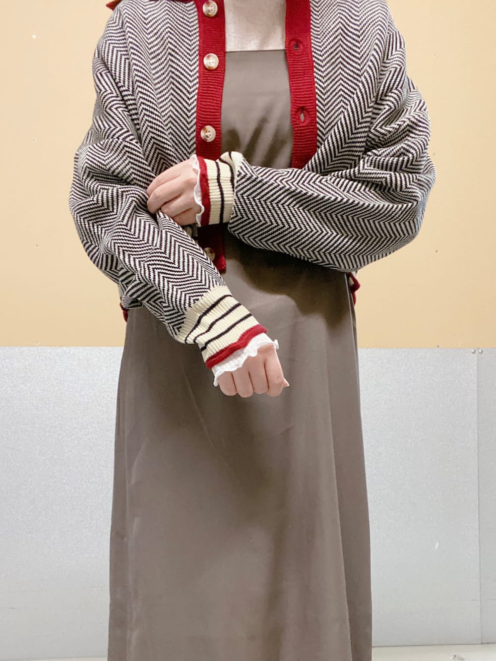 ブラック系のカーディガン/ボレロ、ホワイト系のTシャツ/カットソー、グレー系のワンピースを着用したレディースの秋コーディネートの2枚目の写真