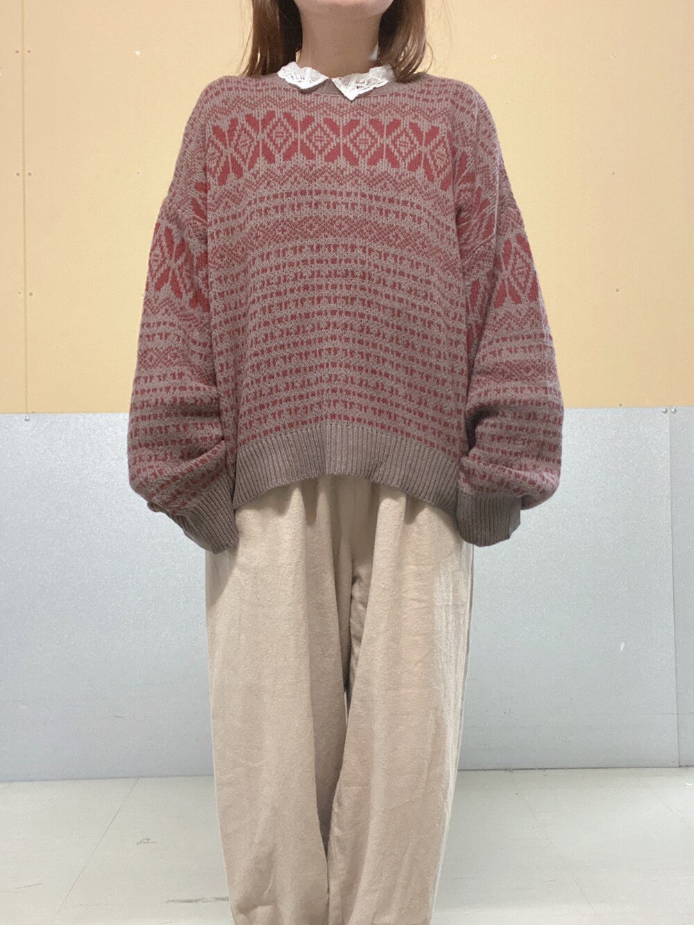 ベージュ系のドレスシューズ、ホワイト系のシャツ/ブラウス、ベージュ系のその他パンツを着用したレディースの秋コーディネートの2枚目の写真