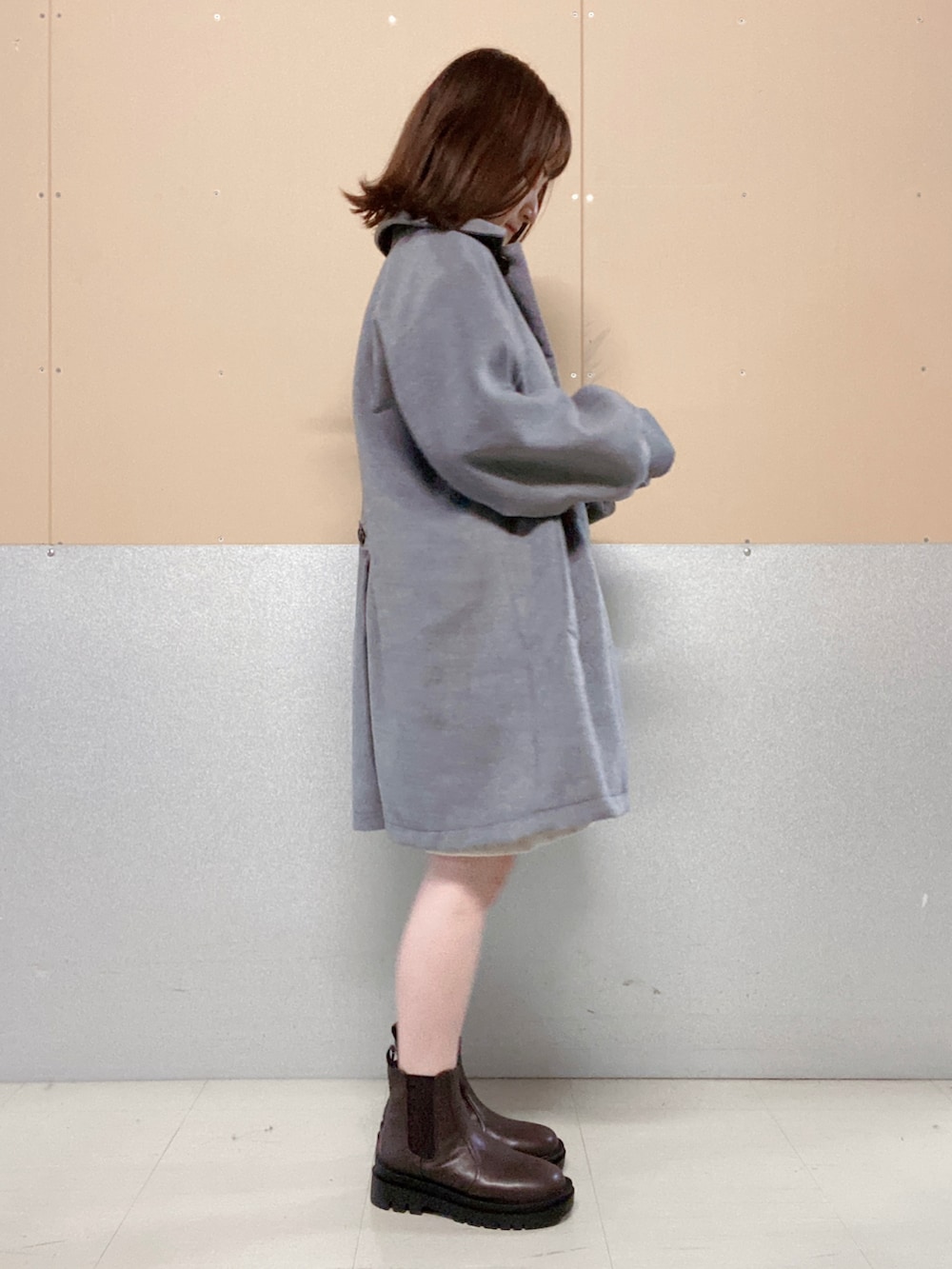 ブラウン系のブーツ、ホワイト系のスカート、ピンク系のTシャツ/カットソーを着用したレディースの冬コーディネートの2枚目の写真