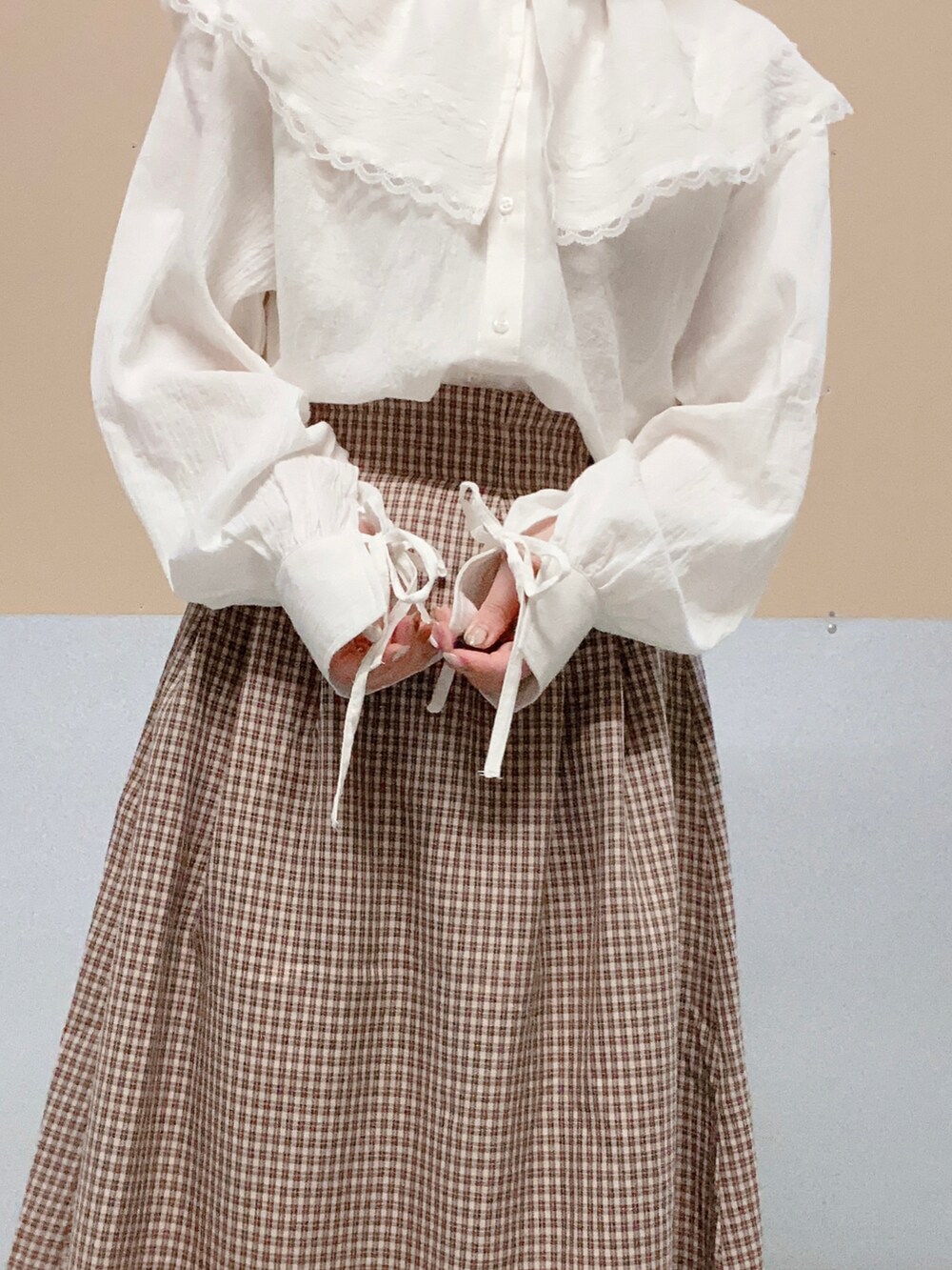 ホワイト系のシャツ/ブラウス、ブラウン系のハンドバッグ、ブラウン系のその他シューズを着用したレディースの夏コーディネートの2枚目の写真