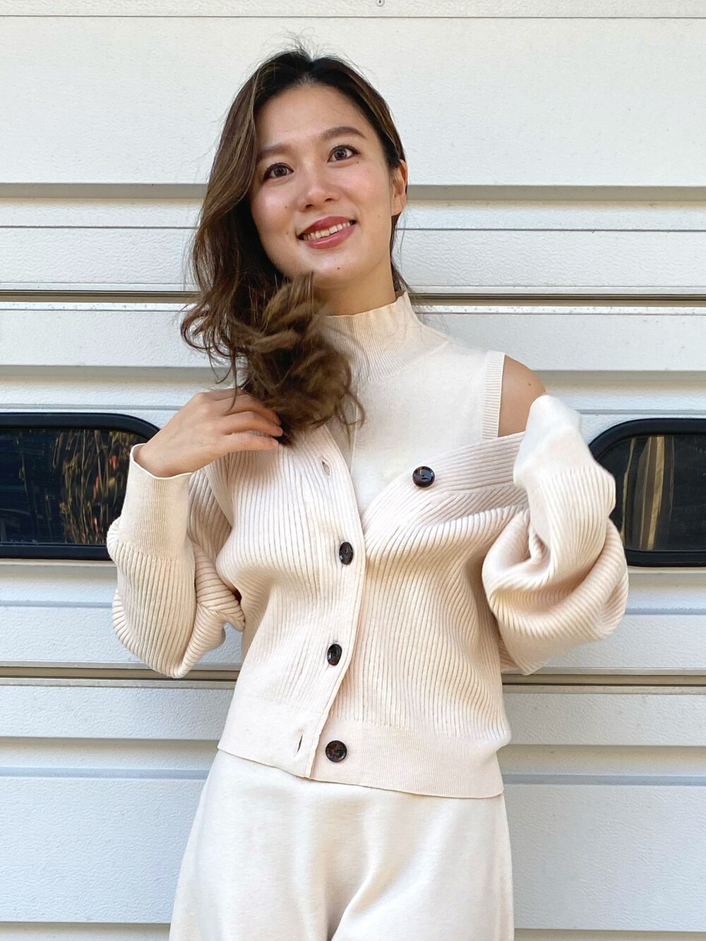 「casafline、クリスマスに着たい服、ホワイトコーデ、FABIO RUSCONI、ニットワンピース、セットアップ、エレガント、レザーブーツ、ショートブーツ、きれいめカジュアル」｜「CASA FLINEのアイテム（ワンピース/ドレス、ホワイト系）」を使った、marikoroiさん（レディース・162cm）の冬コーディネートの2枚目の写真