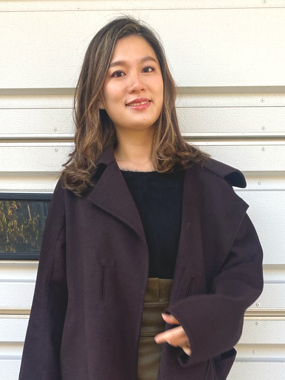 「レザースカート、ロングコート、ユニクロ、SOLOV、プラスJ、ショートブーツ、タックイン、タイトスカート、きれいめカジュアル、モノトーン」｜「solovのアイテム（スカート、グリーン系）」を使った、marikoroiさん（レディース・162cm）の冬コーディネートの2枚目の写真
