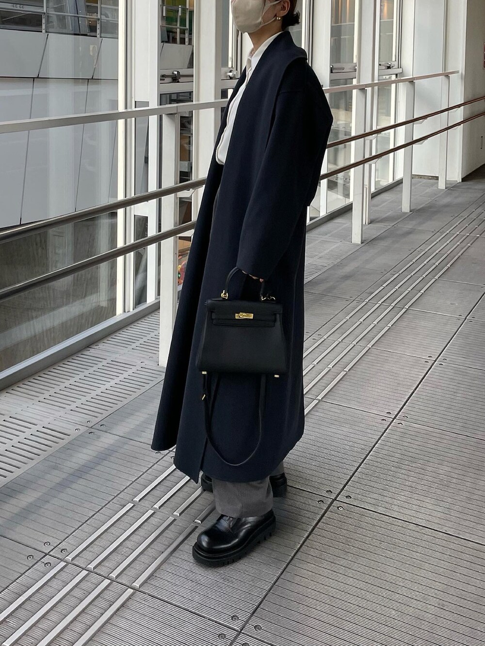 「秋冬コーデ、きれいめカジュアル、休日コーデ、ブーツコーデ、今日のコーデ、シンプル、オトナ女子」｜「SALON adam et rope'の【3WAY】フリーダムコート / ショールカラーロングガウン（その他アウター、ブルー系）」を使った、𝙔𝙐𝙆𝙄さん（レディース・162cm）の秋コーディネートの2枚目の写真
