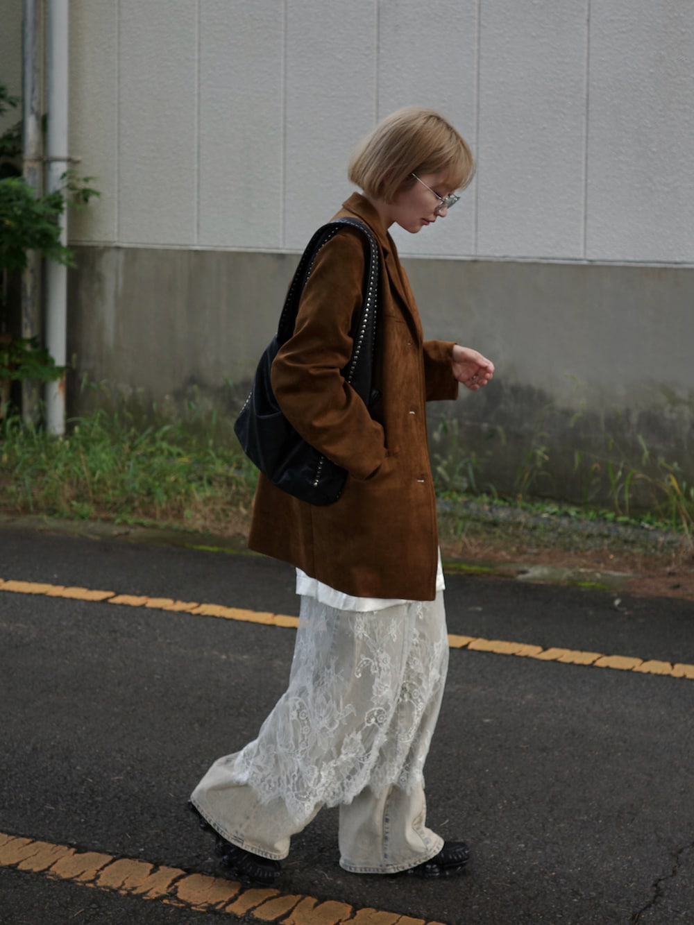 ホワイト系のワンピース、イエロー系のテーラードジャケットを着用したレディースの秋コーディネートの3枚目の写真