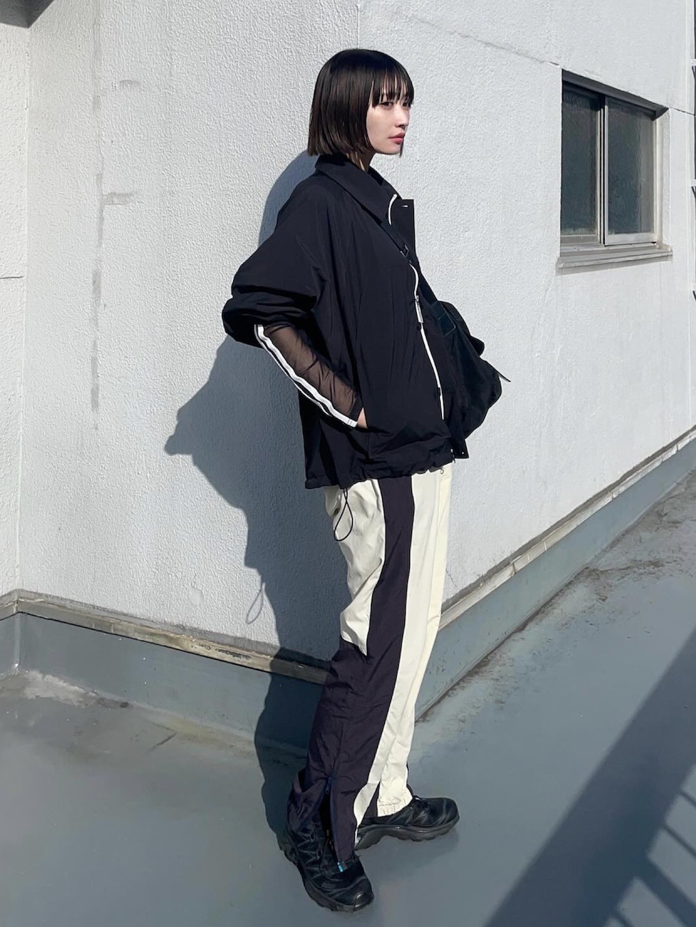 ホワイト系のその他パンツ、ブラック系のスニーカーを着用したレディースの春コーディネートの2枚目の写真