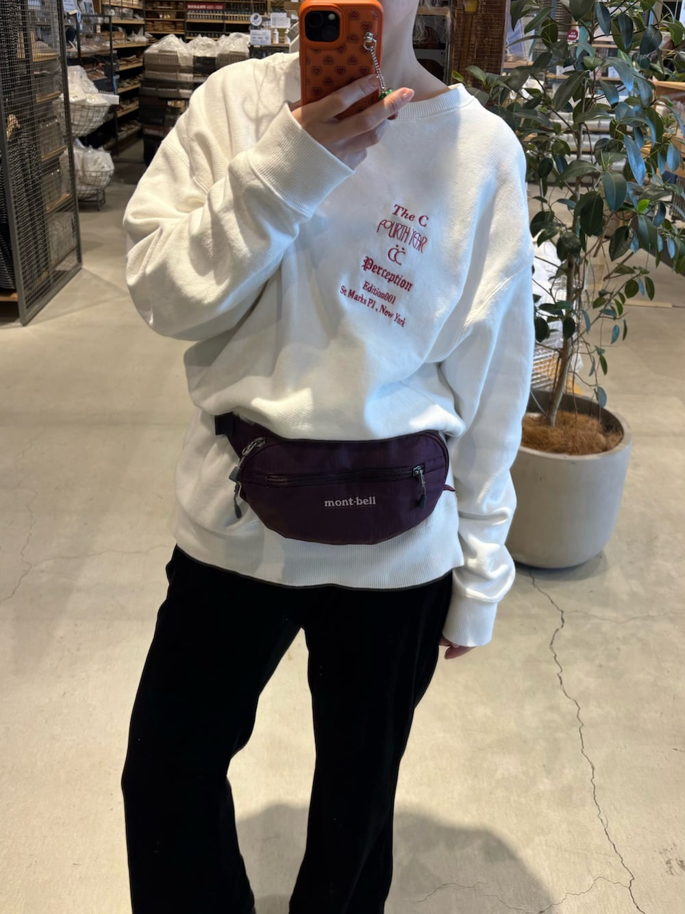 ブラック系のスニーカー、パープル系のバッグを着用したレディースの春コーディネートの2枚目の写真