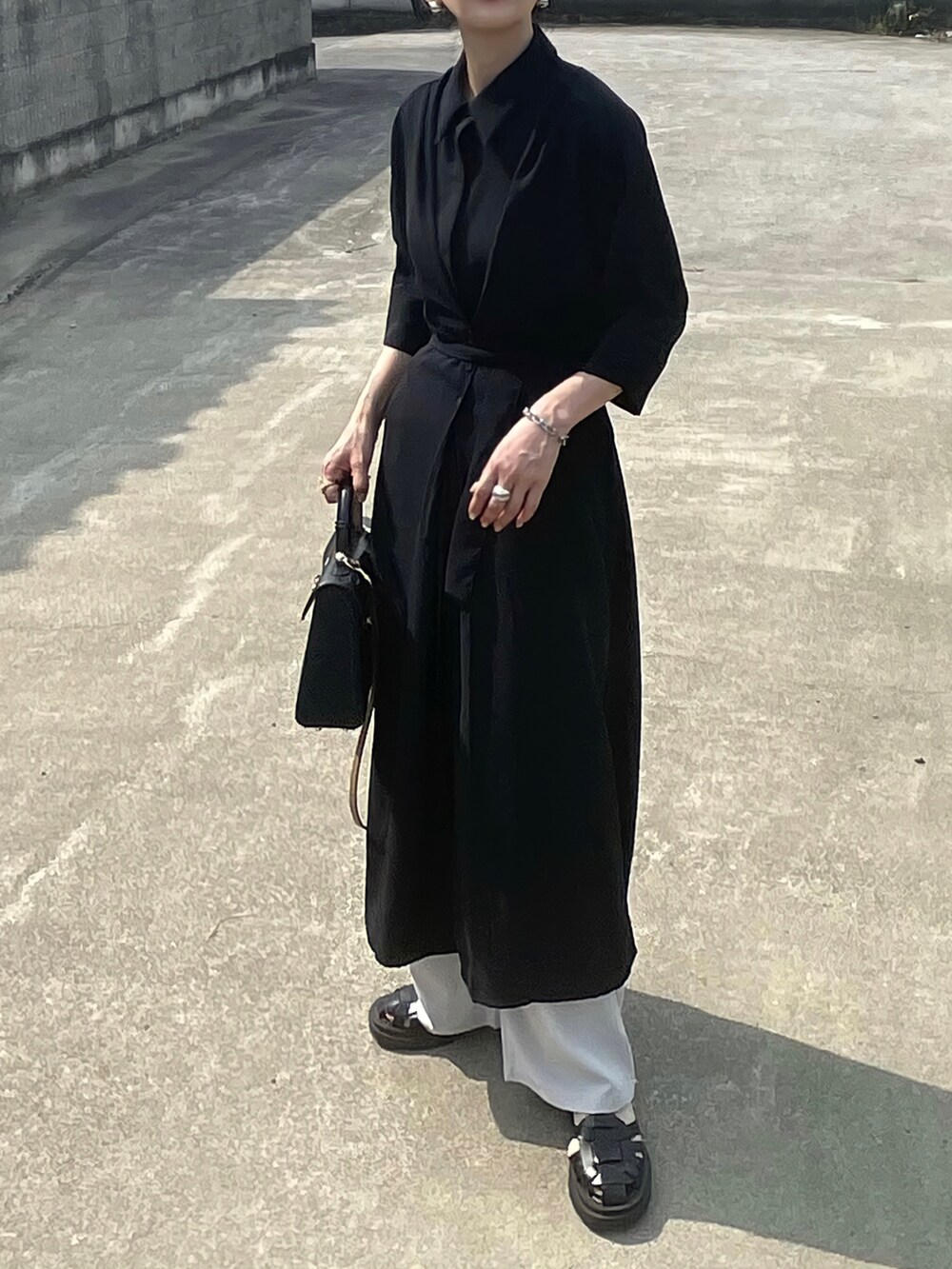 ブラック系のワンピース/ドレスを着用したレディースの夏コーディネートの2枚目の写真