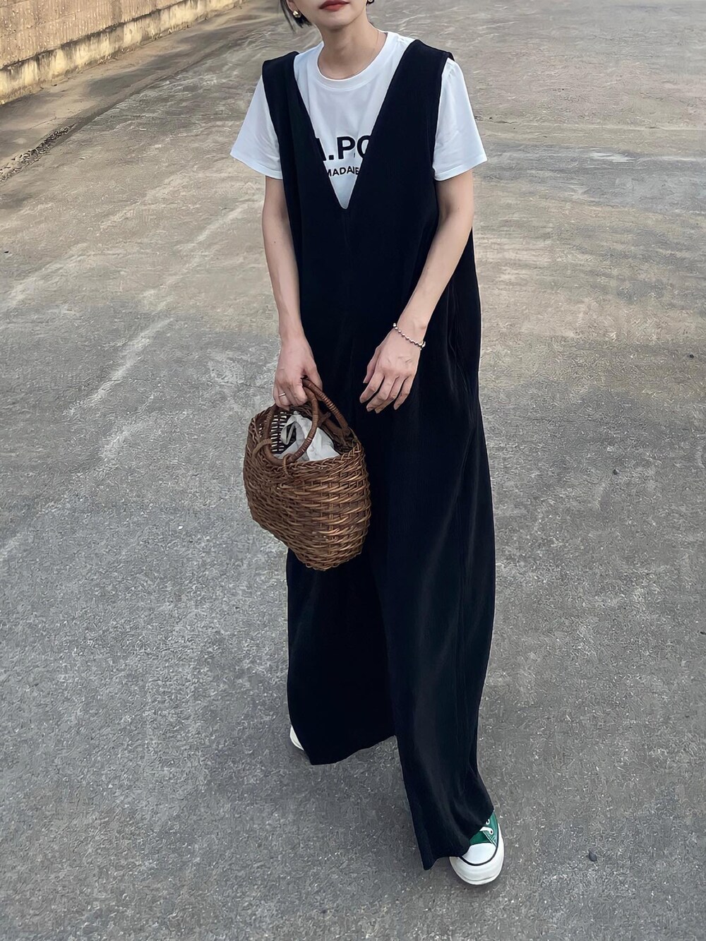 ホワイト系のTシャツ/カットソー、ブラック系のサロペット/オーバーオール、グリーン系のスニーカーを着用したレディースの夏コーディネートの2枚目の写真