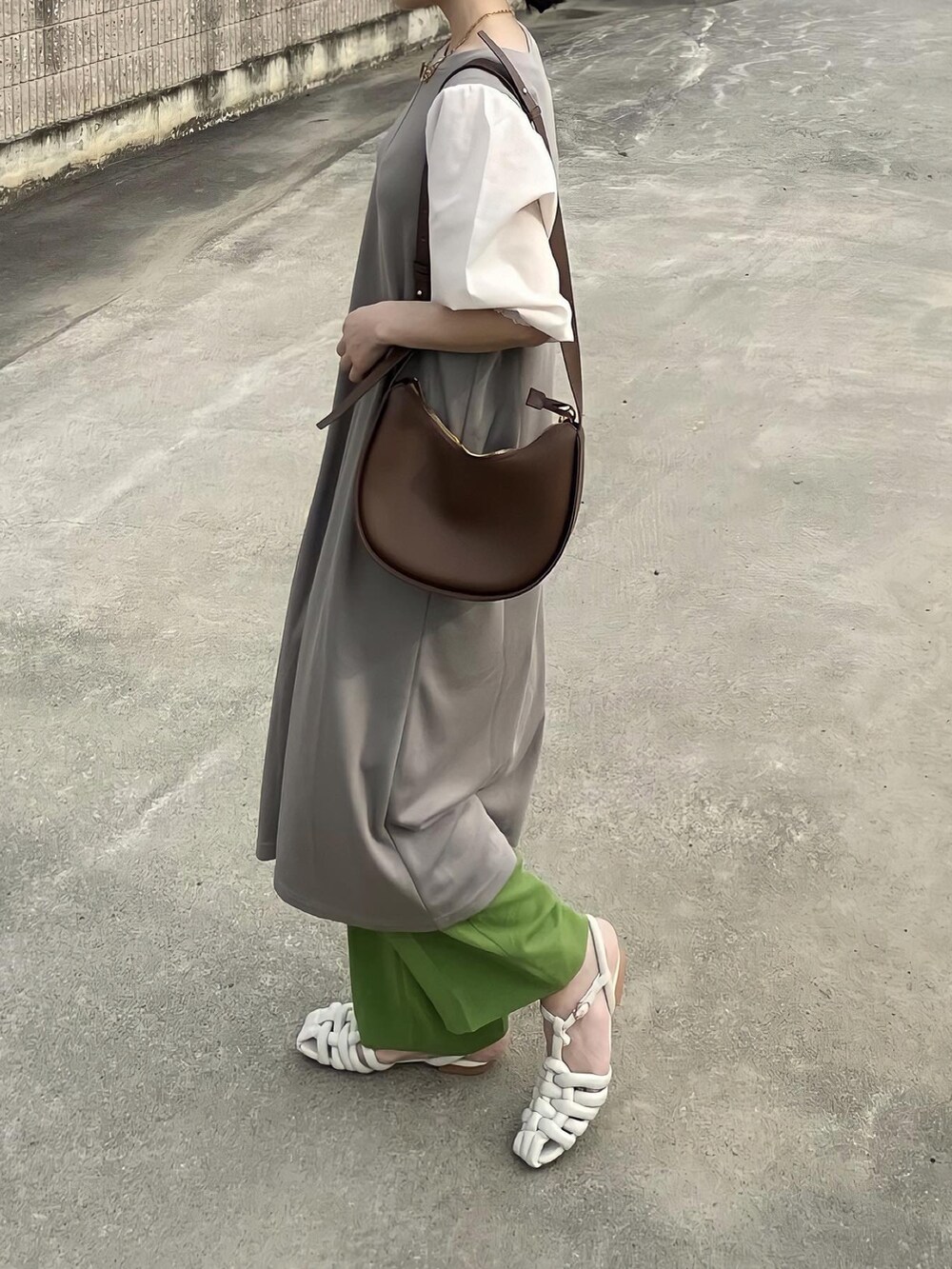 ベージュ系のワンピース、グリーン系のその他パンツ、ホワイト系のサンダルを着用したレディースの春コーディネートの3枚目の写真