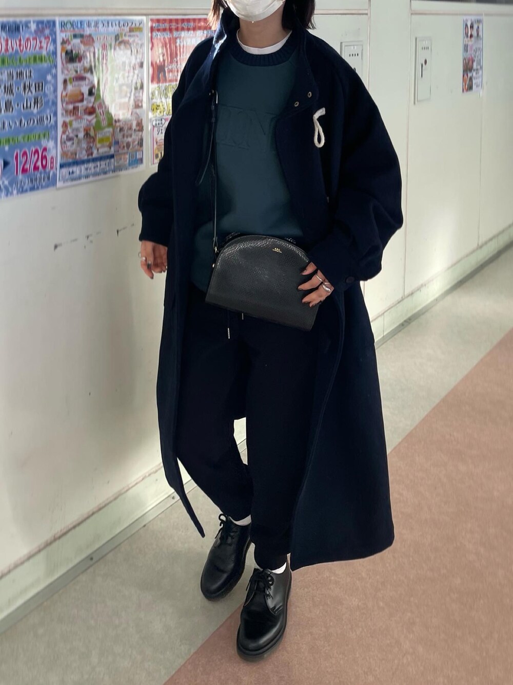 グリーン系のスウェット、ブルー系のダッフルコートを着用したレディースの冬コーディネートの2枚目の写真