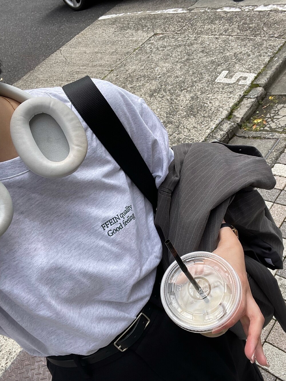 グレー系のTシャツ/カットソー、グレー系のテーラードジャケットを着用したレディースの春コーディネートの2枚目の写真