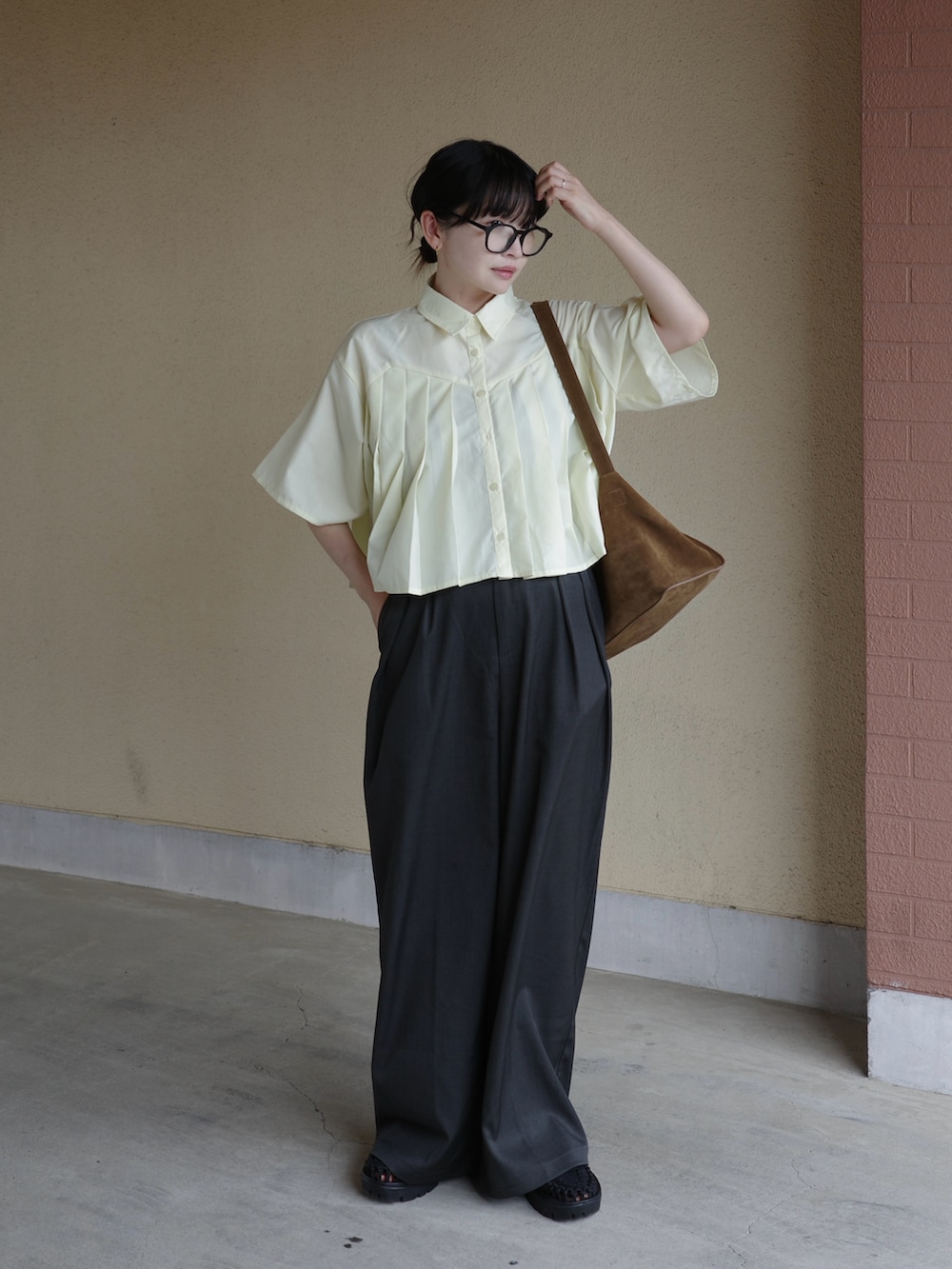 イエロー系のシャツ/ブラウス、イエロー系のショルダーバッグを着用したレディースの春コーディネートの2枚目の写真