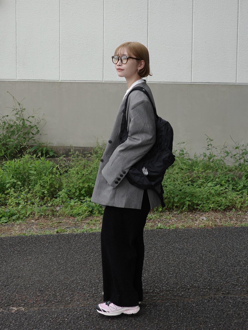 グレー系のその他パンツ、グレー系のノーカラージャケット、ピンク系のシューズを着用したレディースの秋コーディネートの2枚目の写真