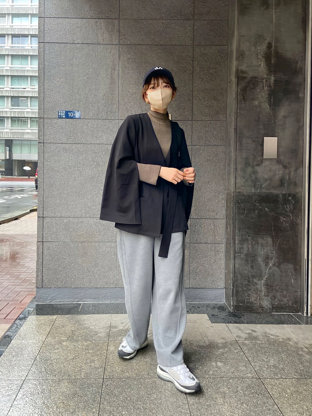 ベージュ系のニット/セーター、その他のスニーカーを着用したレディースの春コーディネートの3枚目の写真