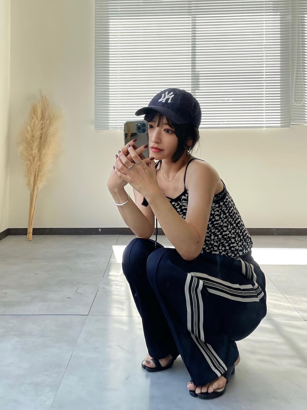 その他のキャミソール、ブルー系のその他パンツ、ブラック系のサンダルを着用したレディースの夏コーディネートの2枚目の写真