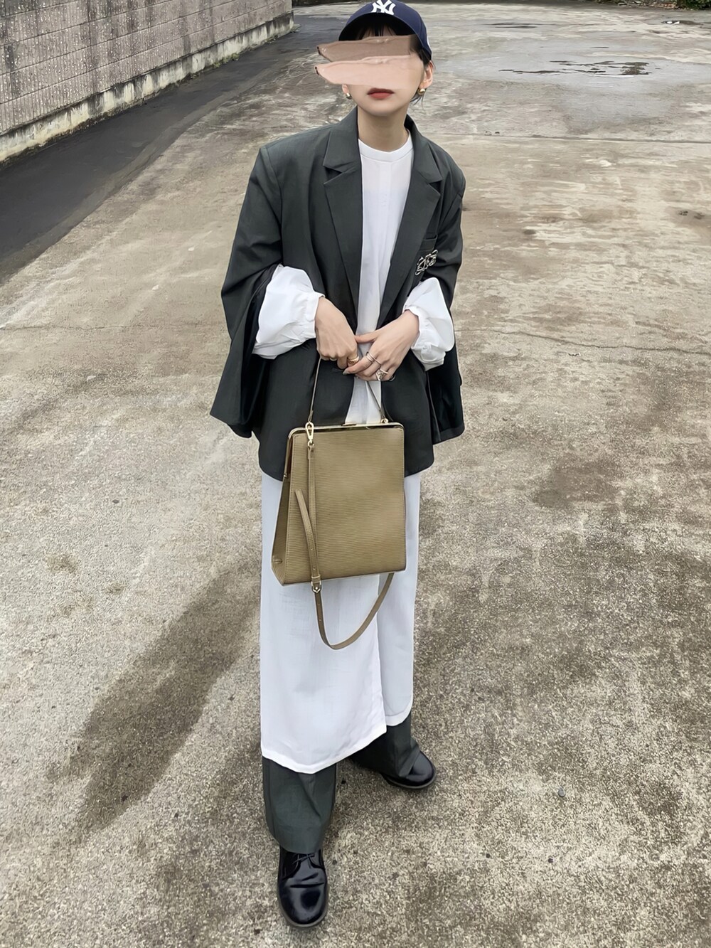 ホワイト系のシャツワンピース、シルバー系のブローチ/コサージュを着用したレディースの春コーディネートの2枚目の写真